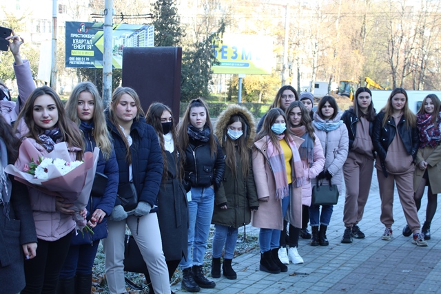 Група СОУМ-11 на посвяті в Біблійному саду